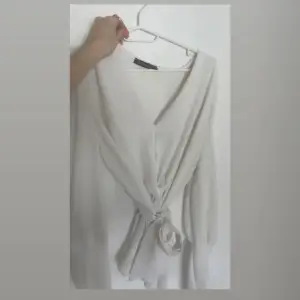 En fin blus som man kan knyta lite hur man vill. Sälj pga att den är för stor för mig🤞🏻paketet postas vanligtvis samma dag som köp!