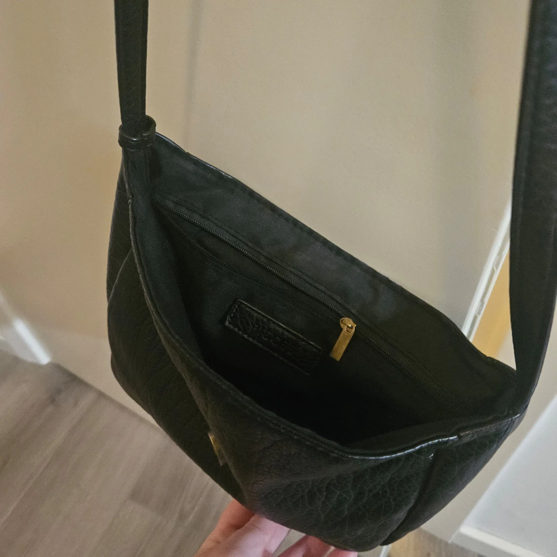 Svart axelväska med fransdetalj - 2