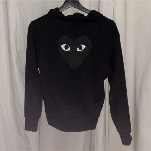 Hoodie - CDG hoodie använd men i fint skick!!