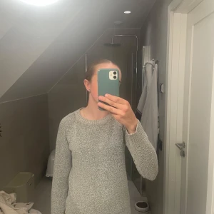 Grå stickad tröja  - Passar Xs, lite nopprig men fortfarande väldigt fin