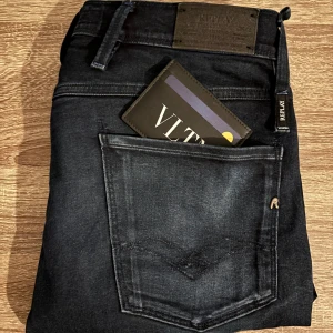 Replay Jeans - As feta mörkblå replay jeans. De har en knappgylf och är tillverkade i ett stretchigt material för extra komfort. Perfekta för en stilren look. Anbass.