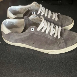 Saint Laurent skor - Snygga grå sneakers från Saint Laurent. Storlek 41. Priset går att diskutera vid snabb affär!