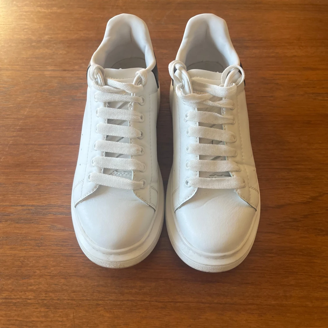 Vita sneakers från Alexander McQueen - 2
