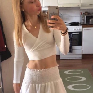 Vit topp - Finaste vita toppen!!! Säljer då den inte riktigt är min stil… Endast använd ångra få gånger. Skriv vid frågor eller intresse🥰🥰