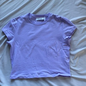 Lilla topp - Lila topp från weekday, aldrig använd. Har en likadan fast i vit vid intresse.