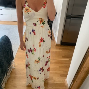 Blommig klänning zara. Strl 34 - Såå fin sommarklänning från zara. Strl xs 