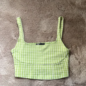 Zara topp - Kort zara topp! As snygg! Köpt på zara för ca 2 år sen. Knappt använd💕 storlek S men sitter mer som en Xs