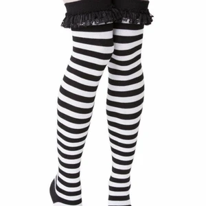 KILLSTAR - Stripe socks - Skitsnygga svarta och vita strumpor. Använda max 3 gånger och skickas nytvättade. Kan absolut skicka fler bilder! Slutsålda på hemsidan! Passar alla stilar 🖤 