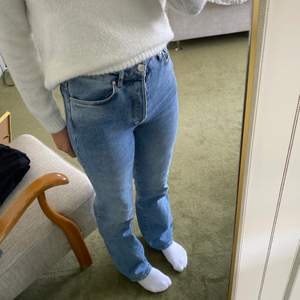 Säljer nu dessa blåa jeansen från bikbok! Använd fåtal gånger💓  Nypris: 599 Köpare står för frakten