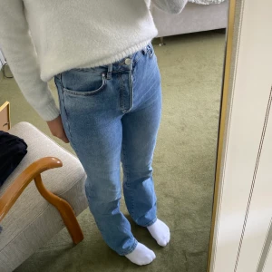 Jeans  - Säljer nu dessa blåa jeansen från bikbok! Använd fåtal gånger💓  Nypris: 599 Köpare står för frakten