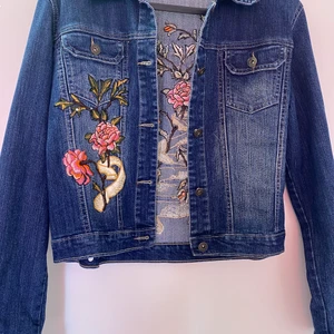 Oanvänd vintage jeansjacka i nytt skick - Jättesnygga Jeansjackan är  storlek L men kan göras mindre.  Har använts en gång och tvättas efter.  Köptes för 500kr. 