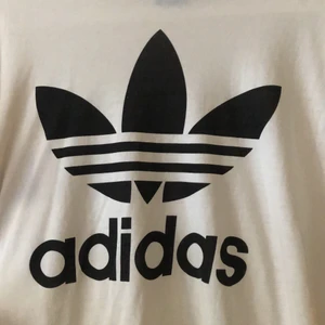 Adidas t-shirt, vit - Det är dags för min älskade adidastischa att få ett nytt hem.  Storlek M. Jag tycker den är snygg att ha instoppad i ett par höga byxor!