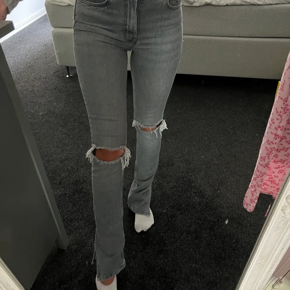 Gråa Bootcut jeans från zara med slits 💕 storlek 36 . Jeans & Byxor.