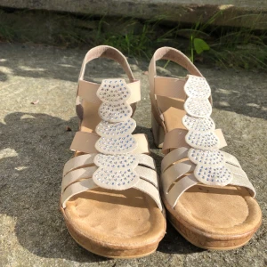 Klackskor💖 st. 38 - Endast använda en gång! Väldigt bekväma med stretchiga band! Bara att skriva vid intresse🥰 (+66kr frakt)