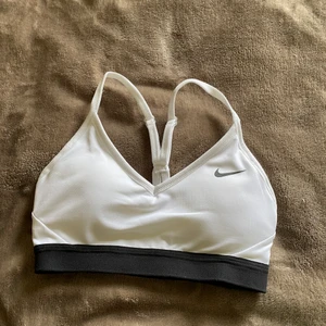 Sport bh från Nike - Helt oanvänd sport bh som jag köpte i Florida i Nike butiken🤍