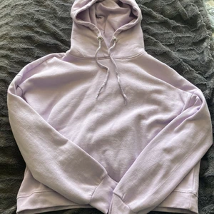 Lila hoodie  - Hej! Säljer just nu en skön kort lila hoodie från lager 157 i storlek XS/S. Kontakta för mer info❤️