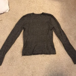Grå tröja från hm - Säljer den här gråa tröjan från hm  Skriv privat för fler bilder eller frågor:)  Frakt ingår inte i priset🙃