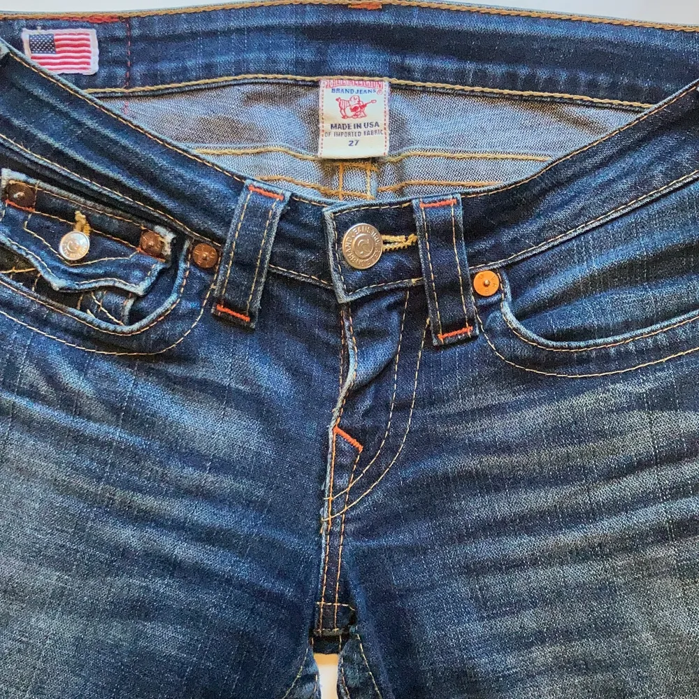 Säljer nu mina så fina True Religion jeans💘 Storlek 27 i midjan och innerbenslängden är cirka 78cm. Bara att höra av sig vid fler frågor eller fler bilder. . Jeans & Byxor.