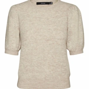 Stickad tröja - Säljer min super snygga bruna stickade tröjan från Vera Moda, den är lite nopprig men inget man märker!💗💗 skriv för privata bilder, köpt för 220kr