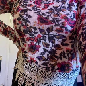 Jättefin blommig tunn tröja! - En jättefin tröja som är tunn och perfekt för sommaren. 