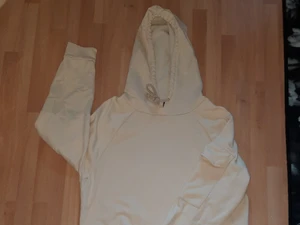 Cargohoodie - Säljer då den inte används. Den är beige och har fickor på ärmarna. Den är också varm och har används både till vardags och som träningshoodie. Kan posta om det önskas