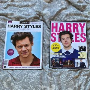 Harry Styles tidningar till salu - Nu säljer jag mina två harry tidningar. Jag har använt dem som prydnad och dem är i bra skick. Jag köpte båda tidningarna för 130kr/ styck. Men tänker sälja dem för 90 kr/styck eller båda för 160 kr. Du betalar frakten själv och jag fotar när jag postar:)