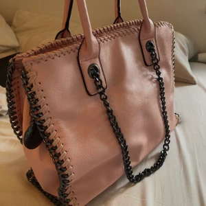 Stella McCartney väska - Super fin Stella McCartney perfekt till när skolan börjar snart! köpt second hand men i bra skick!💕💕