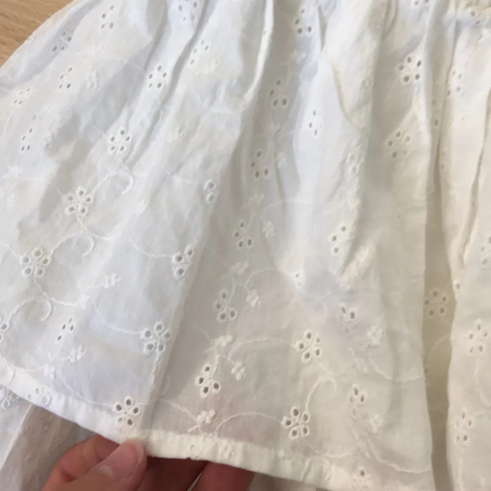 Eftersom det var många som var intresserade så är det en budgivning nu för denna helt nya kjolen som har fortfarande prislappen på💓Har aldrig använts bara testats☺️🫶🏻Den är från Kappahl💓💕. Kjolar.