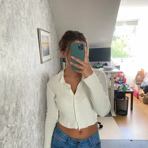 Långärmad tröja med knappar och krage - Långärmad vit tröja med knappar och krage från Urban Outfitters i storlek S 💕 bra skick, 80kr + frakt