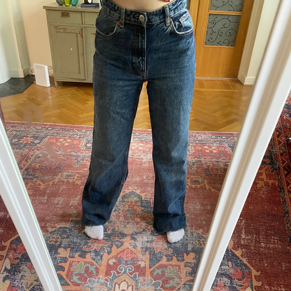 mörkblå jeans från zara, skulle säga att dom är raka/vida. storlek 38! säljs pga för stora tyvärr. använda i ungefär 1 år men i väldigt bra skick och inga märken eller annat❤️ nypris 399kr. Jeans & Byxor.