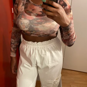 Prettylittlething mesh top Storlek S  - Jättefin mesh top med olika prints på. I bra skick har bara haft på mig två gånger. Har fler bilder som jag kan skicka 