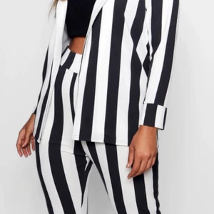 Randig kostym i stretch stl 44  - Randig kostym ok lite stretch tyg ny svart/vit 