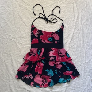 Y2k halter neck topp - super unik halter neck topp, från något dyrt märke vid namn cotton club, gjort i england. Knytning i rygg men även vid hals. sååå fin!! 😍😍 Köparen står för frakt. 💕