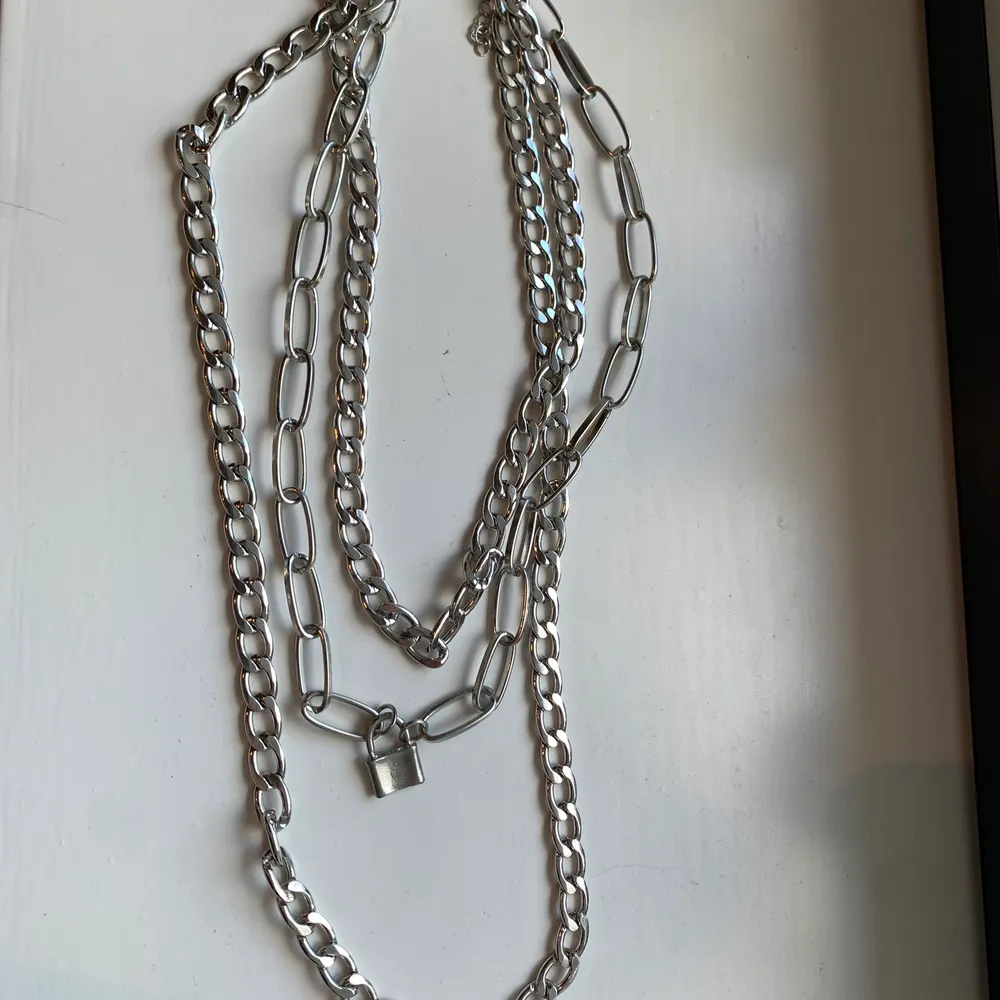 Tre stycken silvriga halsband som sitter ihop till ett från shein. Inte använt så mycket pga att det inte riktigt är min stil 💗. Accessoarer.