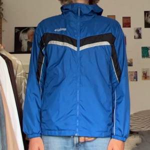 blue black and white columbia jacket, wind and water proof. nice 