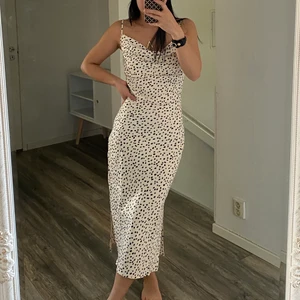 Klänning Gina tricot storlek 32 - Klänning i glansigt material från Gina tricot i storlek 32, passar XS. Endast använd 1 gång, som ny utan defekter eller anmärkningar. Köparen står för frakt som tillkommer på 69kr spårbart med postnord🖤🕊🦢