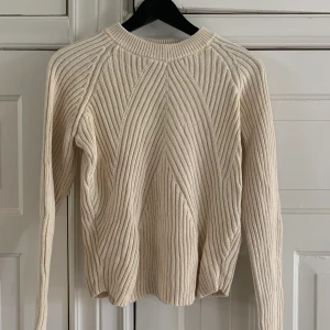 Gräddvit stickad tröja från Carin Wester - Superfin färg och passform. Storlek xs