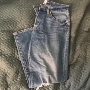 Snygga straight legged jeans med hål i knäna! Super fint skick, in princip som nya! Säljs då de inte kommer till användning längre, är från lager 157! 