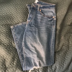 Jeans med hål i knäna - Snygga straight legged jeans med hål i knäna! Super fint skick, in princip som nya! Säljs då de inte kommer till användning längre, är från lager 157! 