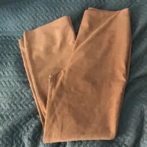 Snygga bruna byxor i typ mocha material tror jag att det heter! Super snygga! Har en dragkedja på sidan! Är i lite bootcut modell! Kommer inte till användning längre! 