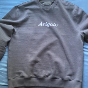 Arigato sweatshirt  - En väldigt fräsch arigato tröja helt ny oanvänd för gillade inte hur den satt på mig  KAN TA BYTEN