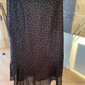 Långkjol - KÖP 3 BETALA FÖR 2 PÅ ALLT  Prickig långkjol från Gina tricot. Omlott.