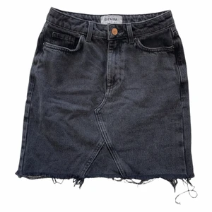 Denim kjol - Svart Denim kjol! Supersnygga men säljer då jag inte använder dem. 💕