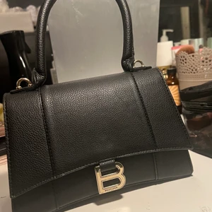 BALENCIAGA  Small leather shoulder bag - nästan 2 månader gammal använd ca 4 gånger kommer med crossbody band och dustbag❤️ köpte för 700 pund som är ca 8500kr pris kan diskuteras 🫶🏻 +frakt inkluderat🚚