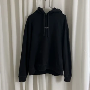 Acne Studios hoodie - Tröja från acne studios, orginalet är ”smutsig urtvättad svart” men har fått små fläckar på framsidan därav priset