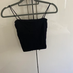 Svart linne - Svart linne från Gina Tricot som formar sig fint efter kroppen, då det sitter tight, men ändå bekvämt. Den är lite croppad, ungefär precis under naveln på mig. Har frågor eller funderingar så tveka inte på att höra av dig💗