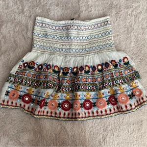 Zara kjol - Säljer denna jätte populära kjolen från ZARA! Den är superfin och säljer för den aldfig kommer till användning längre. Storlek S men skulle även passa M då den är ganska stor i storleken💗 Kom privat för egna bilder Köpt för 400kr säljer för 250💗