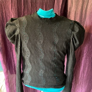 Topp med puffärmar  - Använd kanske 1 gång, köparen står för frakten 