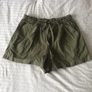 Gröna Shorts- Uniqlo - Gröna Shorts från Uniqlo. Stretchig runt midjan och går att dra åt med snöre. Storlek S. 100% bommul. Kan mötas upp i Stockholm. 🦎🧝🏻‍♀️🪷🪲🧚🏻