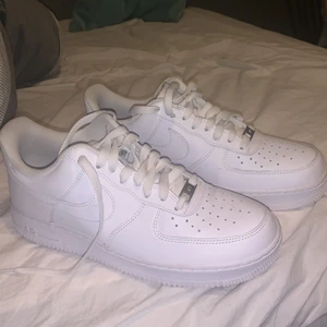 Nike Air Force 1 - Nästan helt nya Nike air force 1 i Stl 42 Kan mötas upp i Stockholm  